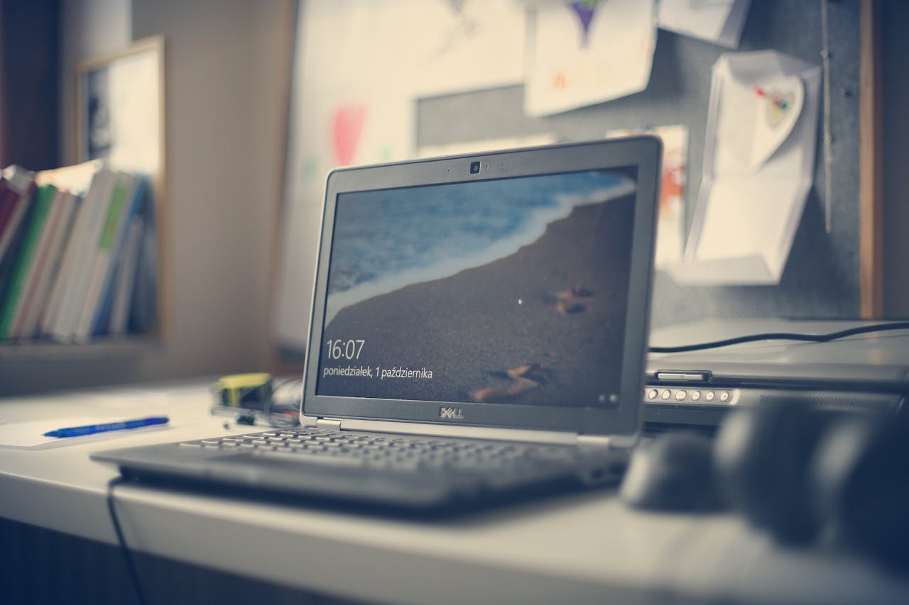 bedanya notebook dengan laptop