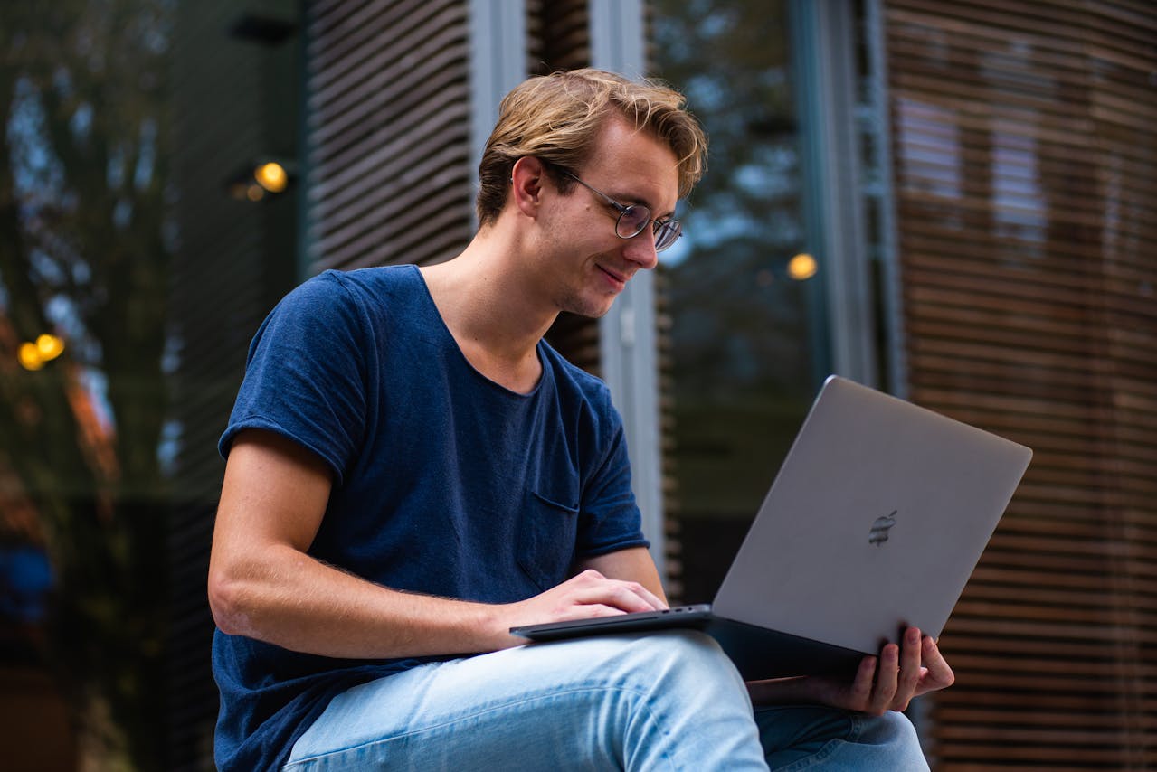 tips hemat baterai laptop saat perjalanan